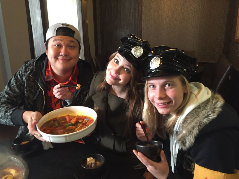 ▲哈孝遠（左）一直想親近安妮的親妹妹Lena（右）。（圖／衛視中文台，2016.03.24）