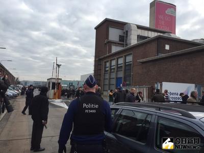布魯塞爾札范登（Zaventem）機場22日上午發生2起爆炸，本地媒體報導，已知11人死亡，逾百人受傷。圖為警方正趕往機場處理。中央社記者江今葉布魯塞爾攝  105年3月22日