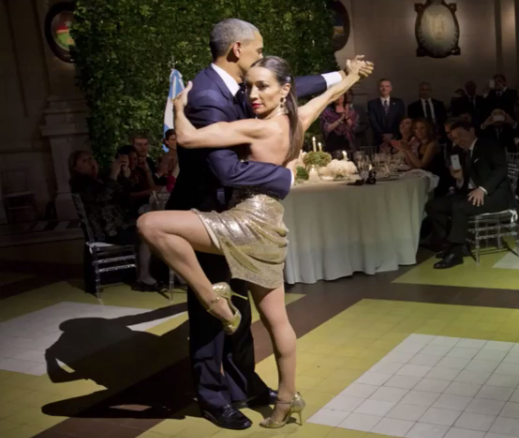 ▲美國總統歐巴馬在阿國國宴上摟著舞者大跳艷舞。（圖／翻攝自Youtube）