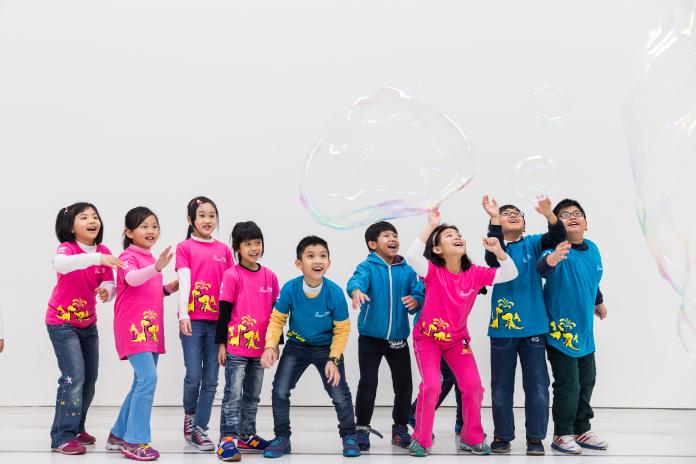 ▲北美館《物．理》展場的泡泡製造機，尼可拉．漢納，2012 （圖／©臺北市立美術館提供）