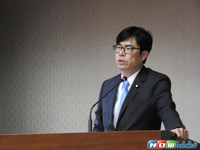 ▲陳其邁強調，救國團直至今日仍有50位「黨職併公職」人員在領退休金，其中還包括國民黨前副主席林豐正、前中央委員會主席連戰等人。（圖／記者陳彥驊攝,2016.03.21）