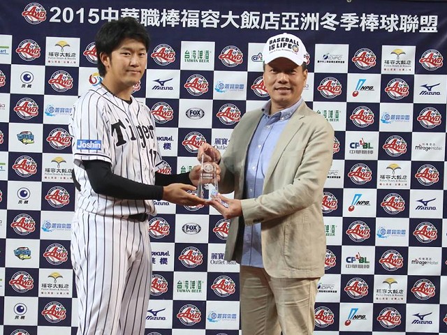 ▲日職聯隊岩貞祐太（左）拿到最優秀投手獎。（圖／中華聯盟提供）