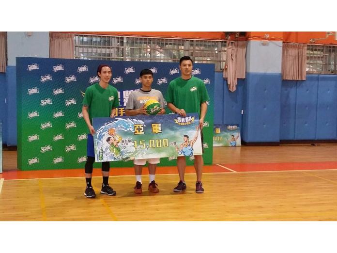 ▲陳信安（右一）私心為母校加油。 （圖／記者賴佩汝攝）