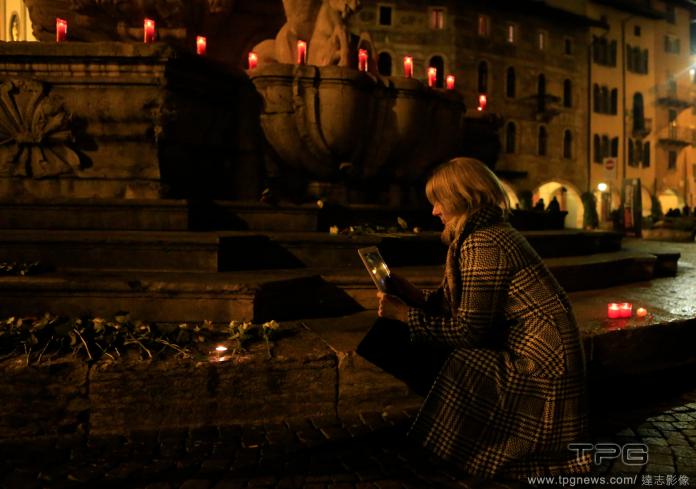 ▲2015年11月巴黎恐攻，為法國近代傷亡最慘重恐怖攻擊，民眾上街為恐攻罹難者獻花弔唁。（資料圖／達志影像.2016.3.19）