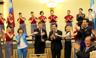 總統馬英九（前中右）訪問瓜地馬拉，擔任總統專機勤務的華航空姐15日在僑宴上獻唱，並邀馬總統上台高歌表演。中央社記者謝佳珍攝　105年3月16日