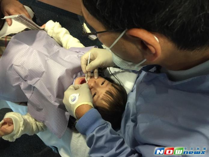 ▲天天抱著奶瓶睡，有年僅1歲多的幼兒門牙全蛀光，還爛到神經去。（圖／記者陳鈞凱攝,2016.3.17）