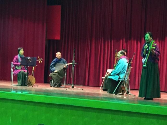 成立於日治大正6年的麻豆集英社太平清歌團，受邀至麻豆國中示範演出。