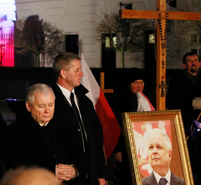 ▲波蘭民眾紀念故總統卡臣斯基\\(Lech Kaczynski\\)空難過世 。（圖／達志影像／美聯社.2016.3.15）