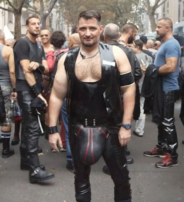 ▲斯頓茨進行「陰莖增大手術」，如今整體面積甚至比臉還大。（圖／翻攝自mirror）