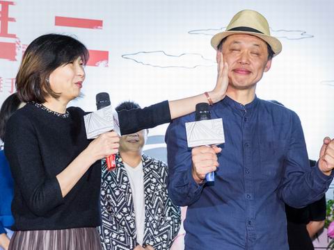 楊順清導演（右）也邀老婆何琦瑜一起出席首映會。（圖／穀得。2016.03.09）
