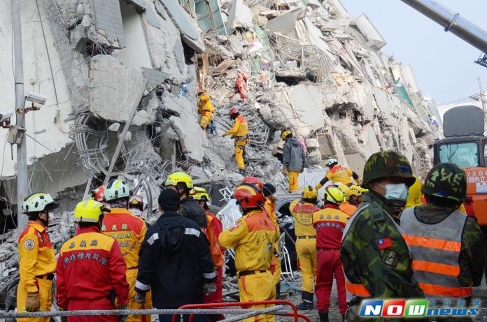 ▲南台大地震，台南永康維冠金龍大樓倒塌，搜救人員全力搶救。（圖／記者林調遜攝影，2016.2.6）