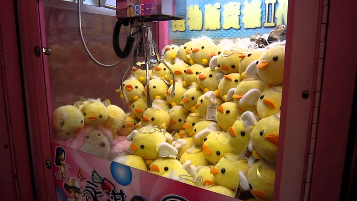 ▲日前有業者因無照擺放夾娃娃機而遭到警方送辦。（圖／翻攝自網路）