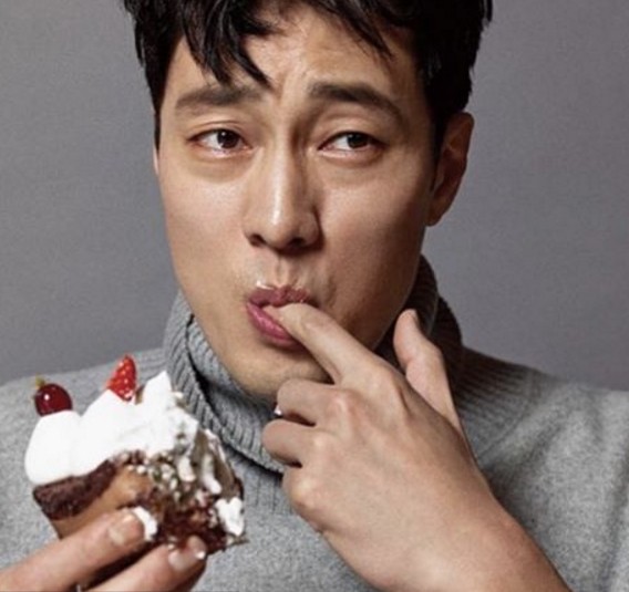 ▲性格演員蘇志燮，手沾大吃奶油蛋糕，模樣反差萌。（圖／翻攝自Instagram）