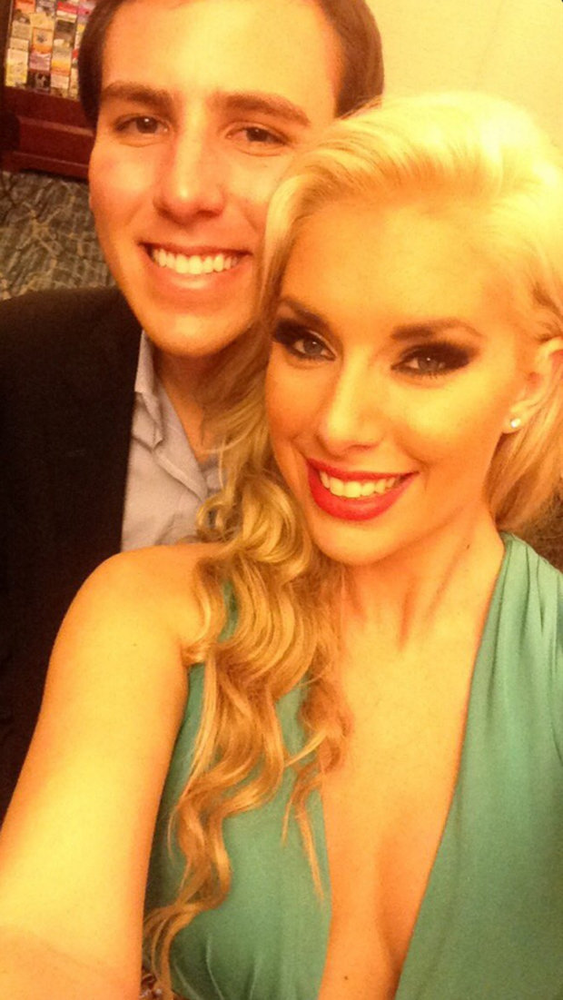 ▲男大生邀約AV女優參加兄弟會入會儀式，成為全場「嬌」點。（圖／翻攝自《每日星報》）