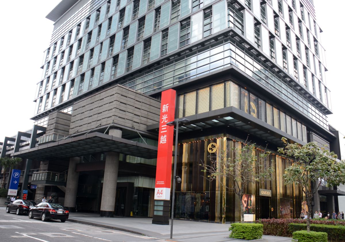 ▲台北市衛生局公布確診者足跡，有一名新光三越A4館2樓的櫃員確診，今日停業全面清消。（圖／NOWnews資料照）