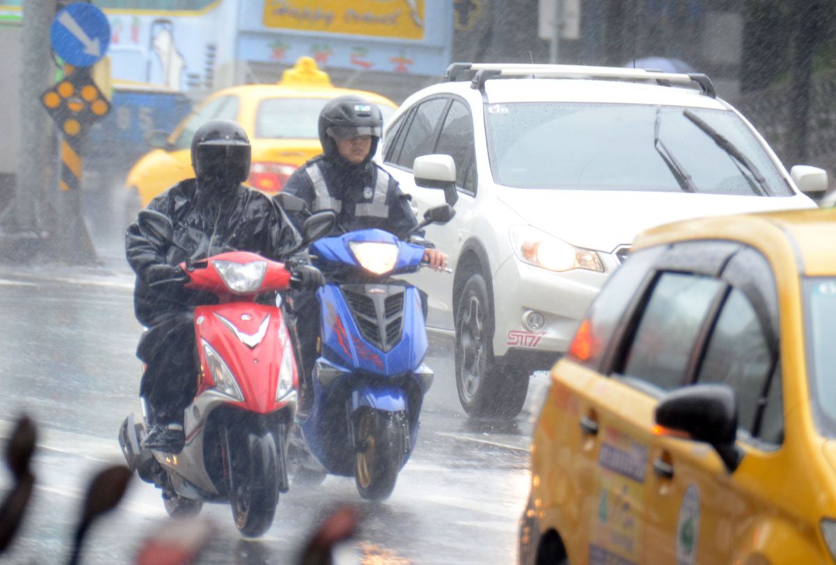快訊／下班注意！17縣市豪雨特報 西南氣流「雨勢越晚越猛烈」