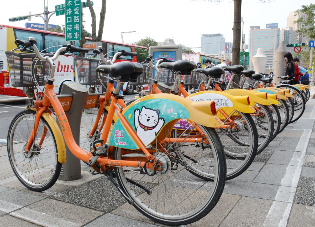 ▲原PO上網分享，看到有孩童騎Youbike雙載，過程中差點壘殘（摔倒）。（圖／翻攝自NOWnews資料庫 ）