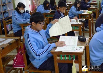 台北市教育局在12所學校試辦Open Book考試，29日上午首先在五常國中的數學段考實施，有30分的題目可翻書作答，還有1題直接提示「請翻閱課本第16頁」，讓學生覺得相當新鮮。中央社記者顧荃攝 105年3月29日
