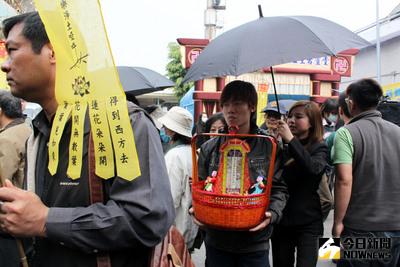 台中阿拉夜店大火奪走9條人命，罹難者家屬9日從台中殯儀館出發，在法師的引導下，前往火災現場招魂。（圖／中央社）