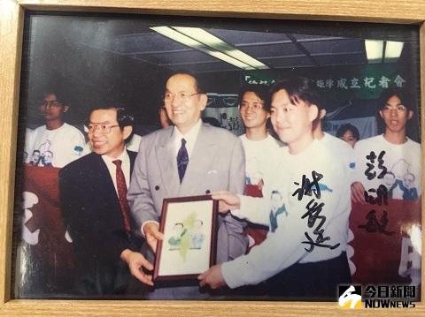 ▲高齡92歲的彭明敏昨與謝長廷、以及當年的競選團隊再次聚首，謝長廷並在臉書上po出過往照片，兩個年輕小伙子竟然是民進黨立委趙天麟（右）和議員阮昭雄（中），讓眾人驚呼連連。（圖／翻攝自謝長廷臉書）