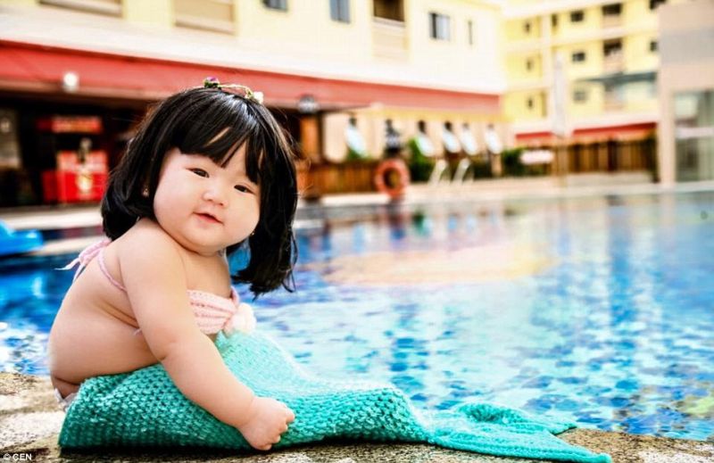 ▲越南一對夫妻將6個月大的女兒變身「小美人魚」。（圖／翻攝自dailymail）