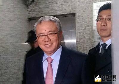 頂新魏家兄弟魏應交及魏應充被控挖台灣油杉案遭判拘役並宣告緩刑確定。魏應交（中）1日現身，提早向台北地檢署報到。中央社記者劉世怡攝 105年2月1日