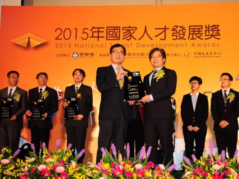 ▲勞動力發展署劉佳鈞署長(左)授證TTQS金牌給雲嘉南分署劉邦棟副分署長(右)，肯定辦訓品質。