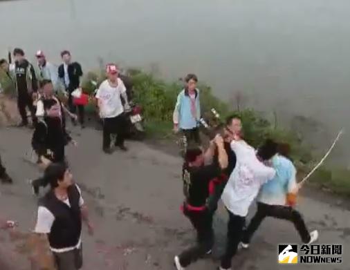 ▲嘉義昨天(22日)爆發遶境陣頭打群架事件，離譜的是連神明的手轎和法器都被拿來當作武器。（圖／翻攝自黑色豪門企業臉書）