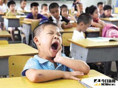 台灣睡眠醫學學會最新調查發現，台灣失眠人口多，每5人就有1人深受失眠之苦，而失眠者習慣躺在床上看電視「催」眠，反而有反效果。