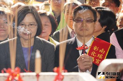 總統當選人蔡英文（前左）27日到彰化市南瑤宮出席「笨港進香」起駕儀式，並向媽祖上香祈福。中央社記者蕭博陽彰化縣攝 105年3月27日
