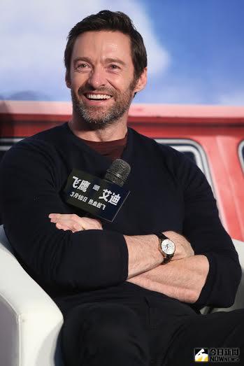 ▲休‧傑克曼一派輕鬆穿著，手上卻戴要價六十七萬高級腕表耍盡時尚心機。（圖／公關提供）