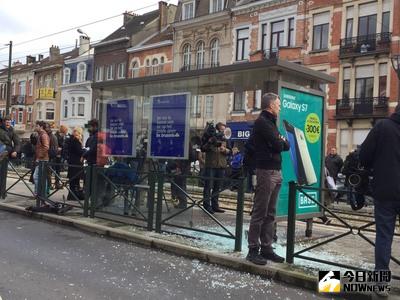 比利時武裝警察25日在布魯塞爾展開新一波大規模突襲行動，現場傳出爆炸聲，現場一片凌亂，好奇民眾圍觀。中央社記者江今葉布魯塞爾攝 105年3月25日