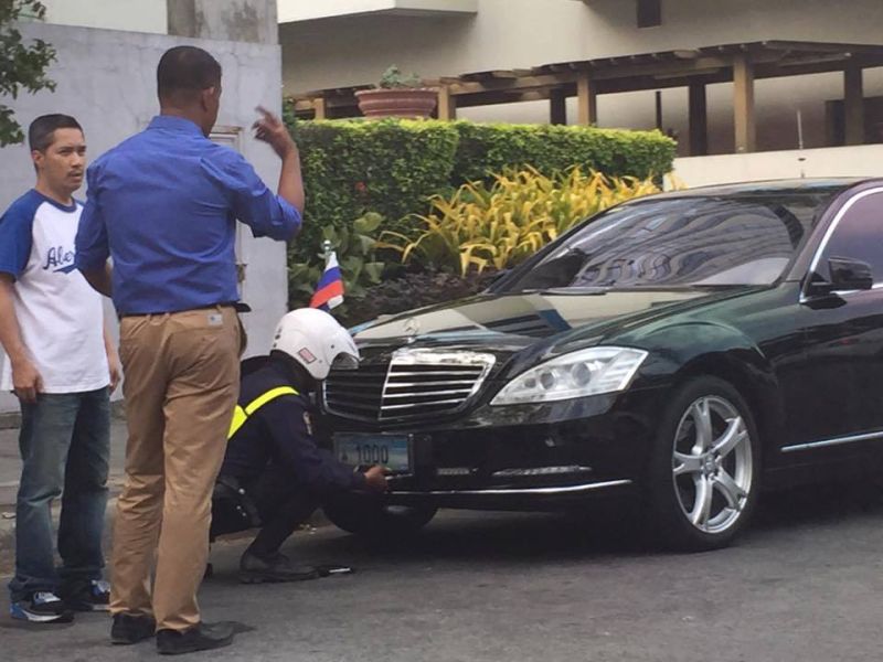 ▲汽車資訊網站「TOP GEAR PHILIPPINES」的臉書網頁，16日刊出1張照片，1名交通人員正在拆除疑似俄羅斯大使賓士車的車牌，引發熱烈討論。（圖／翻攝自TOP GEAR PHILIPPINES臉書.2016.3.16）