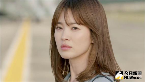 ▲現正熱映中的大勢韓劇「太陽的後裔」女主角宋慧喬妝容清新。（圖／翻攝自網路）