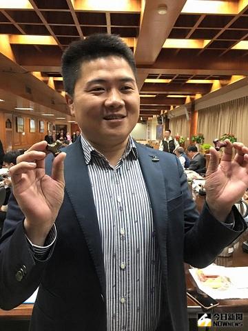 ▲國民黨籍立委顏寬恒30日到台中港務分公司考察，看到了消波塊造型的巧克力，他隨後在臉書po文表示，這不就是鄉民口中傳說的「消波塊」，他還開玩笑說，「這算是侵權吧」。（圖／翻攝自顏寬恆臉書）