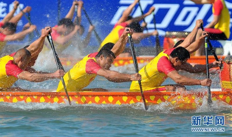 圖為2012年2月23日農歷二月二，參賽隊伍在海南萬寧舉行的中華龍舟大賽中劈波斬浪，奮力劃行。