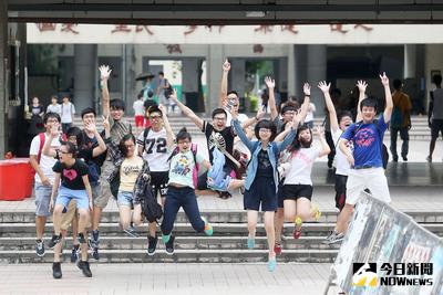 104年大學指考3日下午落幕，於師大附中試場應試的考生陸續步出試場，多名考生在試場外跳躍，慶祝指考結束。中央社記者吳家昇攝　104年7月3日