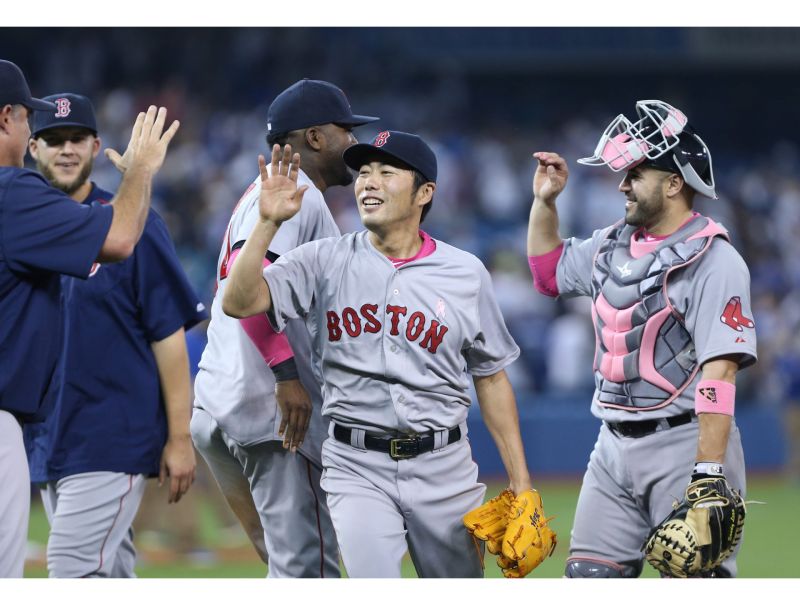 ▲紅襪隊上原浩治救援成功之後，與隊友擊掌慶賀。（圖／美聯社／達志影像）