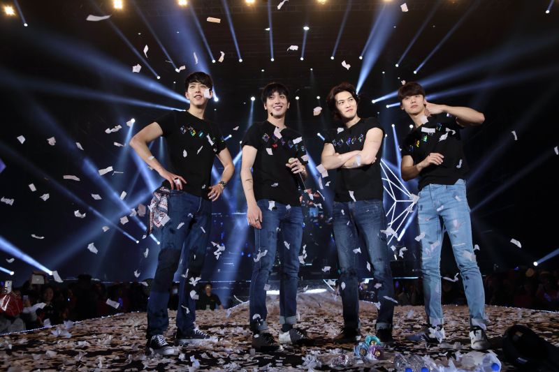 ▲CNBLUE開心提花燈。（圖／華納提供，2016.02.20）