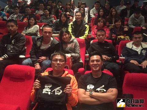 游堅煜導演（前排左）的故鄉宜蘭，許多人號召包場、包票看《黑白》。前排右竇智孔。（圖／華影。2016.03.24）