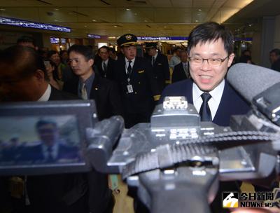 遭長榮航空臨時董事會撤換董事長一職的張國煒（右）12日傍晚搭機回台，他與機組人員一起走出艙門，面對大批媒體的守候，表情有些五味雜陳，但是嘴角仍微幅上揚，點頭向媒體致意。中央社記者邱俊欽桃園機場攝　105年3月12日