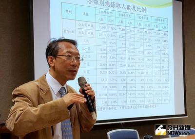 大學招生委員會聯合會3日公布一項調查指出，「繁星推薦」管道對東部及離島的區域平衡最有效。圖為招聯會發言人、靜宜大學校長唐傳義。中央社記者陳至中攝  104年12月3日