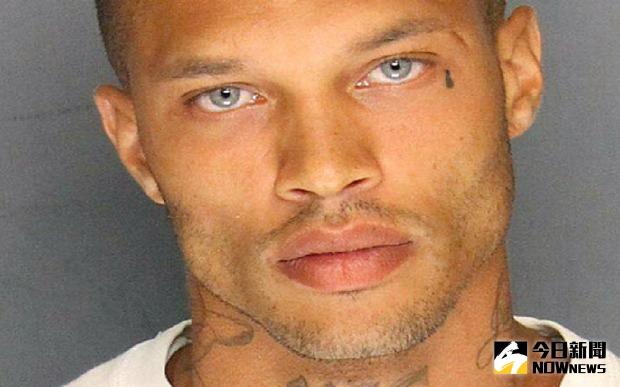 ▲傑瑞米因入獄照而爆紅，已和經紀公司簽約。（圖／翻攝自telegraph）