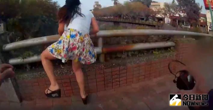 ▲警處理打架糾紛，短裙女突失控欲跳溪。（圖／翻攝自屏東縣政府警察局）