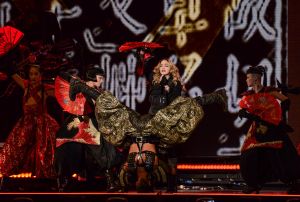 ▲瑪丹娜2016年2月曾登上台北小巨蛋開唱，但首場演唱會就遲到超過2小時。（圖／理想國提供）