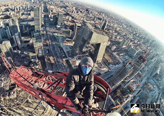 無保護攀316公尺國貿樓。