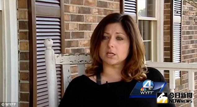 ▲亞瑟手機遭竊且裸照外流，遭被迫辭職。（圖／翻攝自dailymail）