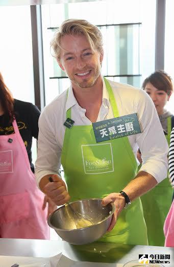 ▲天菜主廚法比歐上菜，親餵粉絲甜點。（圖／公關提供）