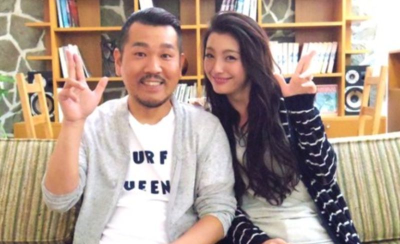 ▲木下優樹菜(右)被老公藤本敏史(左)爆料駕照筆試考26次都沒過。（圖／翻攝自芸能ゴシップまとめ推特）