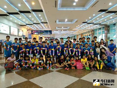 中華男足返台　接機人潮湧現 中華男足17日在2018俄羅斯世界盃足球賽亞洲區資格賽獲得晉級，18日球隊自汶萊返抵國門，機場出現滿滿接機人潮。（中華民國足球協會提供）中央社記者李晉緯傳真　104年3月18日